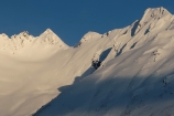 Lavínová situácia je po intenzívnom snežení divoká - v okolitých kopcoch vidieť čerstvo popadané lavíny 