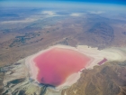 Hlbšie vo vnútrozemí sa rozprestierajú púšte a soľné jazerá, vrátane tohto unikátneho ružového jazera Maharloo