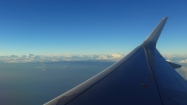 Z lietadla môžeme vo svetle zapadajúceho slnka v diaľke obdivovať prekrásne himalájske končiare