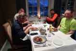 Parádny deň zakončujeme slávnostnou večerou v hoteli Sagafjord a tešíme sa, že sme si na záver nášho tohoročného skialpinistického pôsobenia v Sunnmore naservírovali takú lahôdku, akou bol dnešný Skarasalen