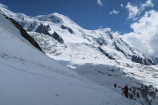 Na konci ľadovca Plan Glacier znovu pripíname pásy a v zrýchlenom móde ťapkáme popod nebezpečné seraky Glacier Ronde a severnú stenu Aiguille do Midi