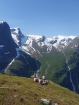 Na vyhliadke Sauskarholten dobiehame polonahú skupinku nórskych chalanov, ktorí si odtiaľto vychutnávajú nádherné výhľady na všetky svetové strany
