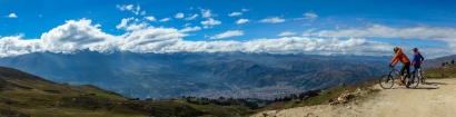 Protiľahlá Cordillera Blanca je aj dnes zahalená v zrážkových oblakoch (možnosť prezretia panorámy vo väčšom rozlíšení po otvorení fotky na novej karte prehliadača)