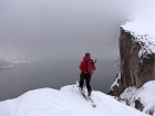 Na strane Mefjordu sa steny lámu do niekoľko stometrových vertikál končiacich priamo v mori