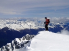 Po príjemnej prestávke na vrchole sa maximálne sústredený chystám na prvé oblúky do severného kuloára (fotil J. Švihálek)