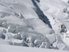 Nižšie na severnej strane jasne vidieť čerstvé doskové lavíny zo včerajšieho sneženia