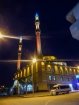 Večer ideme zblízka obzrieť vysvietenú mešitu v Camardi, ktorá v pravidelných intervaloch mení neónové farby svojich minaretov