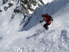 Hornú časť lyžujeme ľavou časťou kuloára popri snehovom rebre (fotil J. Švihálek)