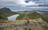 Ďalší deň horskú cyklistiku meníme za turistiku s horským bicyklom a vyrážame na opačnú stranu k Atlantiku na kopec Sjurvarden (fotil Rasťo Hatiar)