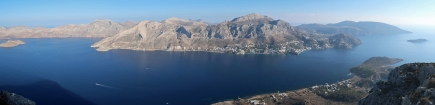 Výhľad na centrálnu časť Kalymnosu a skalné masívy nad dedinami Masouri a Myrties