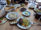 Výdatné raňajky v Bezengi štýle - fašírka so šalátom, chleba s maslom, pikantná horčica, ovsená kaša, keksíky a extra sladký čierny čaj