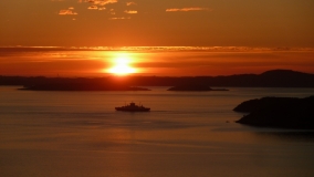 Západ slnka nad ostrovom Aukra