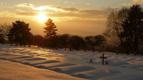 Zapadajúce decembrové slnko a vojenský cintorín Háj Nicovô